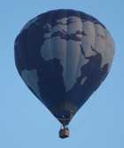 Die Erde in Form eines Heißluftballon